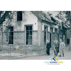 Pannerden Dorpsplein 12-13 juli 1945 delegatie uit Hillegom Frans Groenen voor zijn vernieldehuis Coll.J.van Ingen